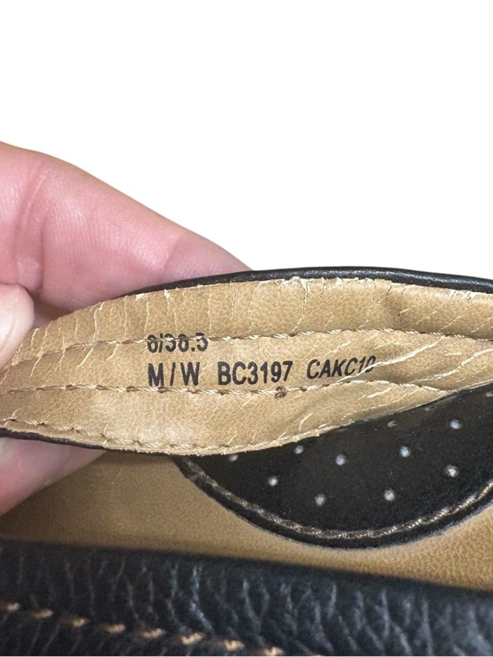 B.O.C. Born Concepts Edie Black Leather Flip Flop Thong Sandals Size 6 -- flaw - Picture 10 of 10